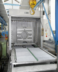 Die Kammerwaschanlage ist für Beladegewichte bis zu 2.000 kg ausgelegt und kann mit Kran beladen werden. Der Einzug erfolgt automatisch über parallele Ketten.